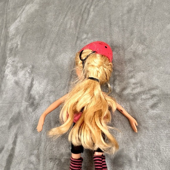 Bratz Play Sportz RC Xtreme Skateboarding Cloe Dressed Shoes Outfit & helmet - Picture 6 of 11
